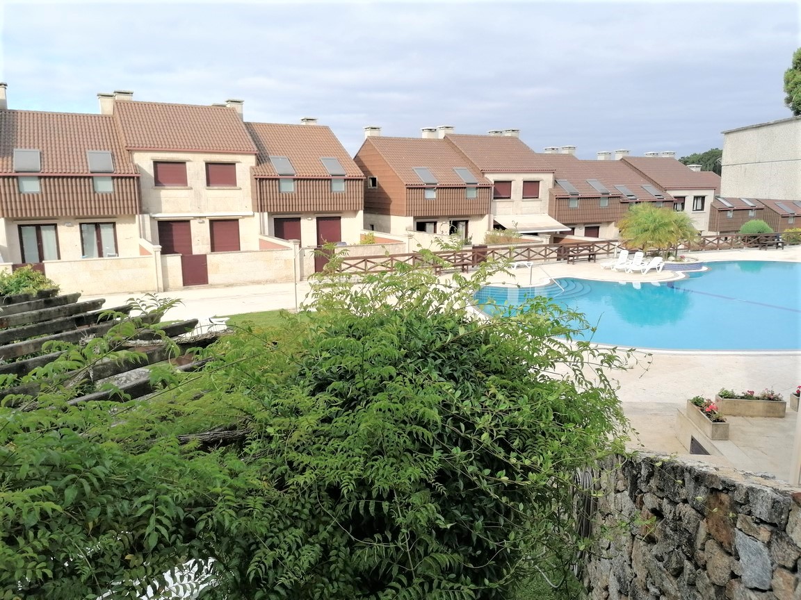 Vendemos magnifica vivienda, situada en Urbanizacion con piscina, en primera linea de mar... San Vicente, O Grove