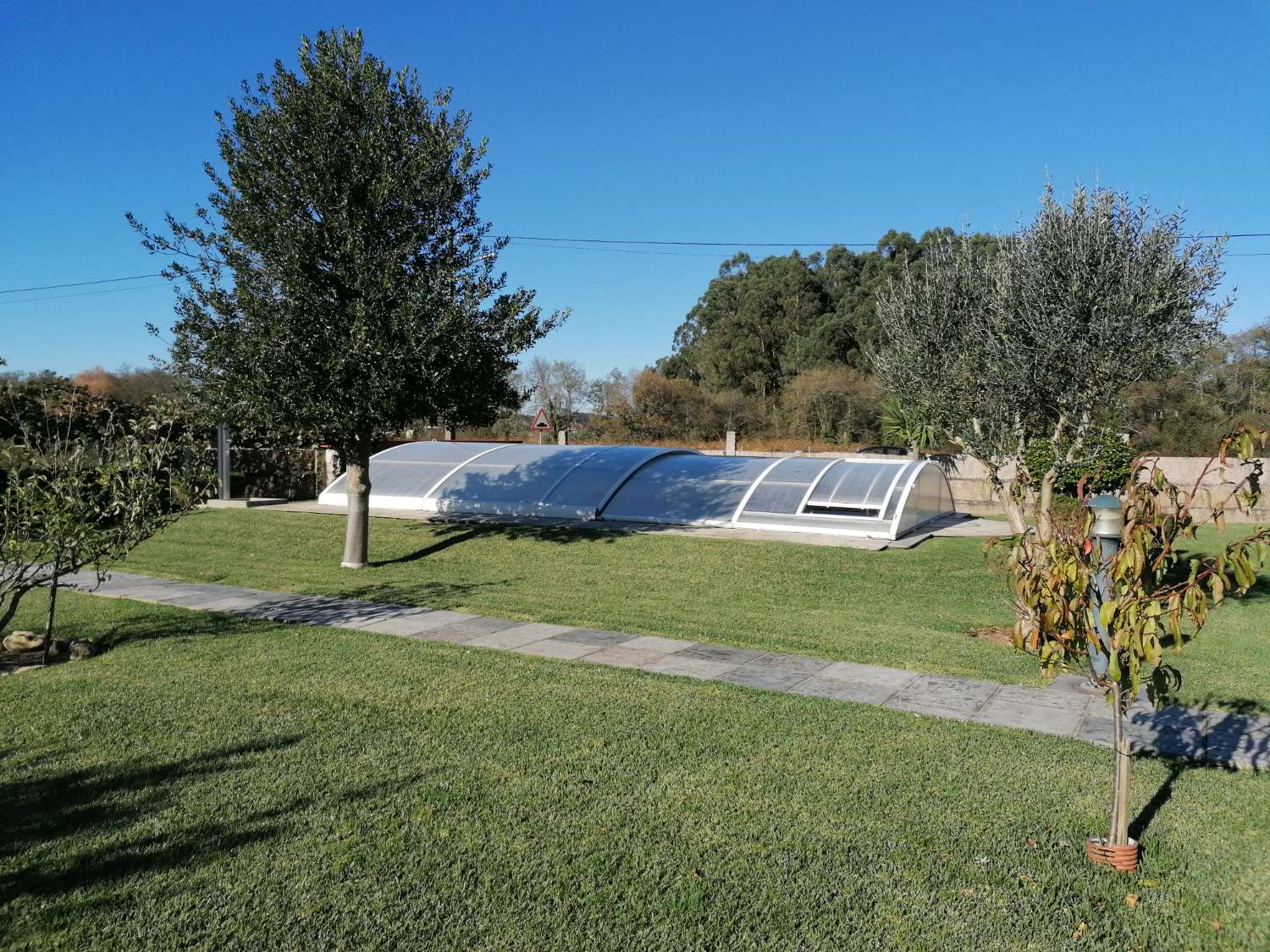 Chalet con piscina, rodeado de jardines, frutales, en venta en Ribadumia...