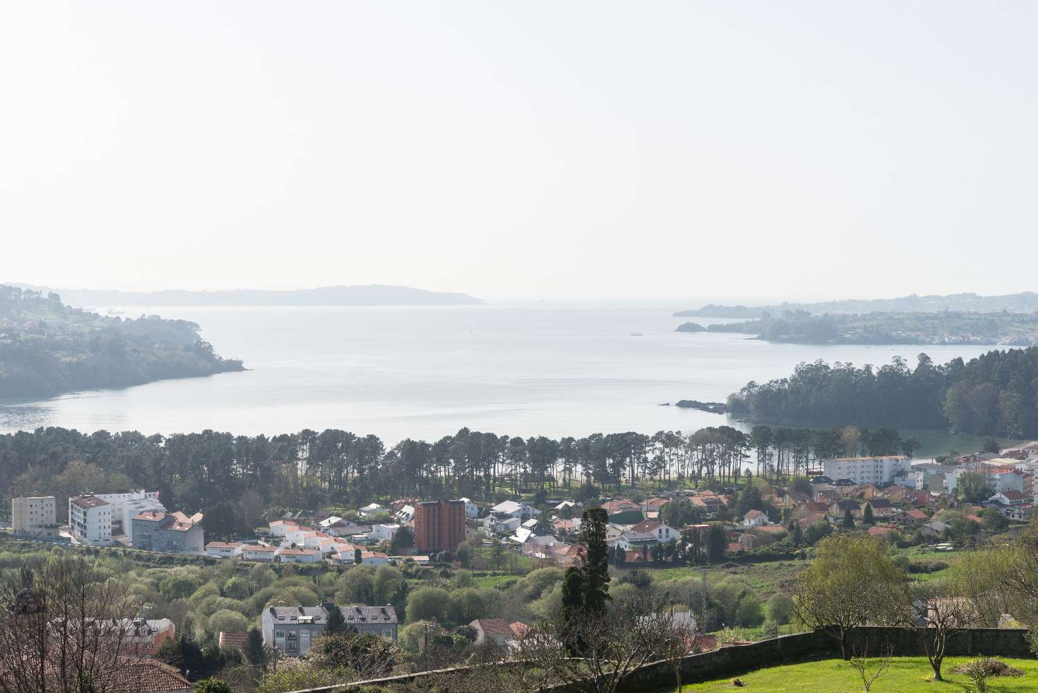 A Coruña: A7139: Cabanas: Minimalistinen huvila, josta on upeat näkymät Ria de Aresille...