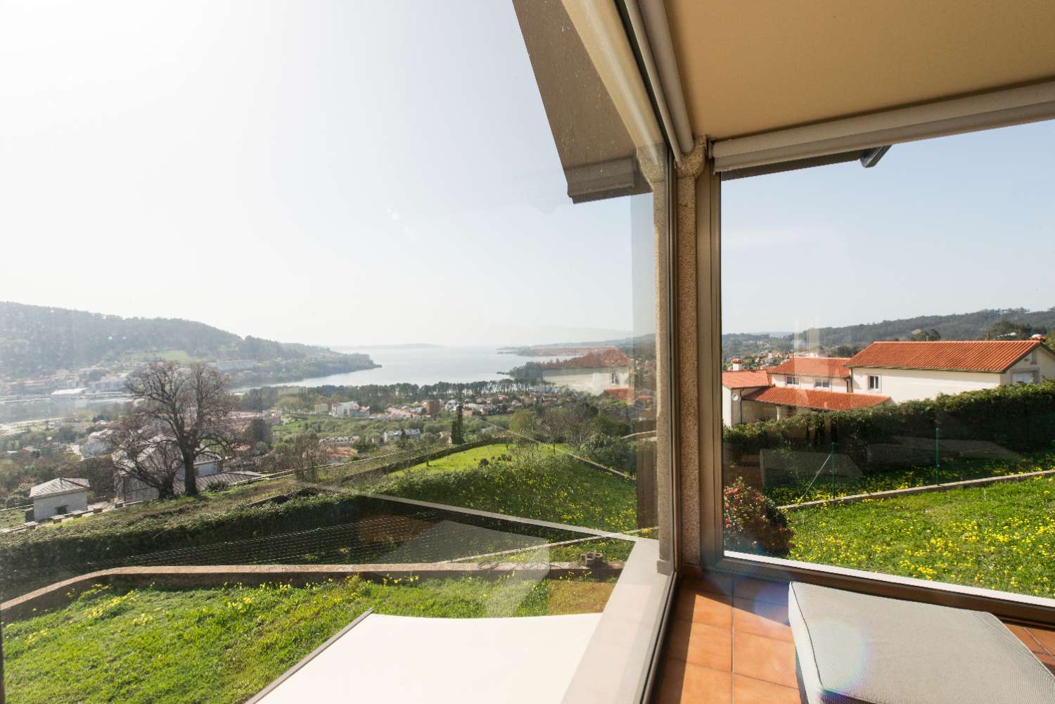 A Coruña: A7139: Cabanas: Minimalistische villa met een fantastisch uitzicht op de Ria de Ares...