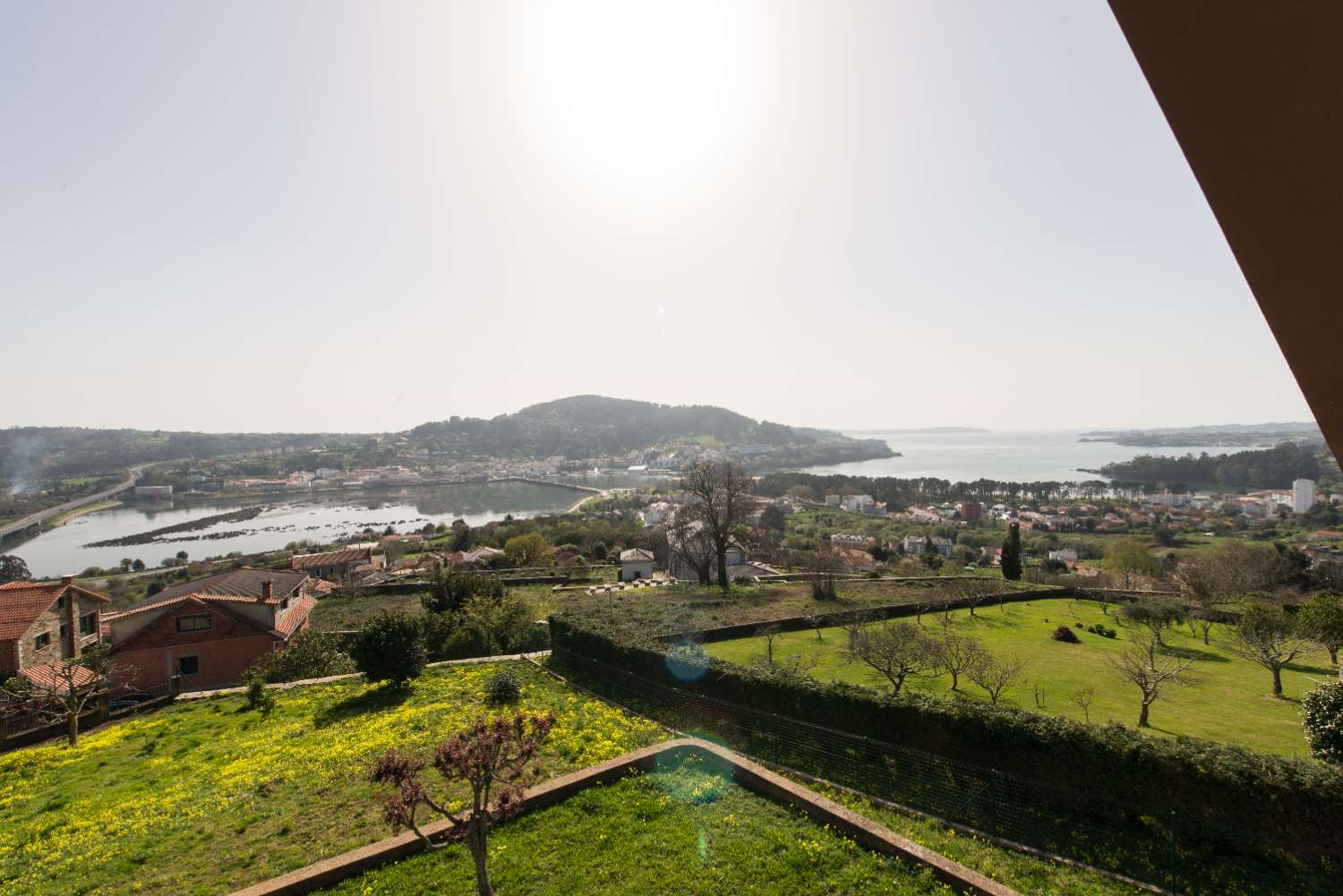 A Coruña: A7139: Cabanas: Minimalistische villa met een fantastisch uitzicht op de Ria de Ares...