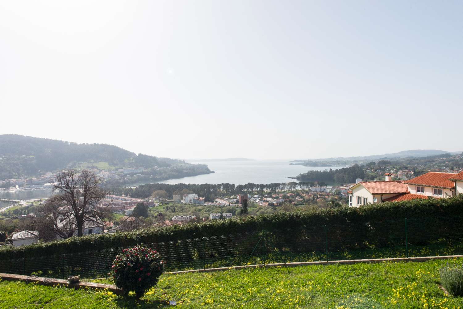 A Coruña: A7139: Cabanas: Villa minimalista con vista incredibile sulla Ria de Ares...