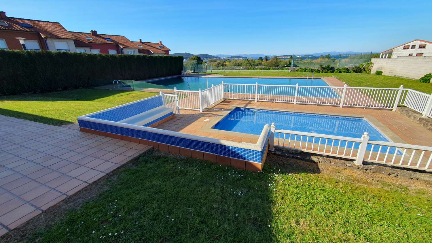 Sanxenxo: A7177: Villalonga, Rouxique: Villa bifamiliare in urbanizzazione con piscina, giardini, vista mare...