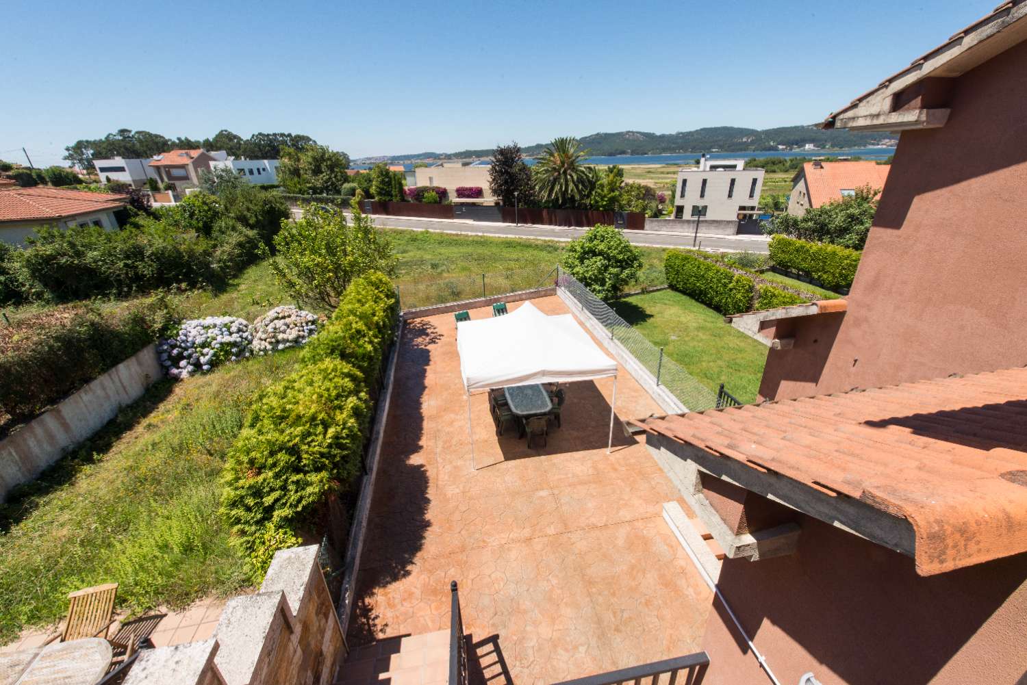 Sanxenxo: A7177: Villalonga, Rouxique: Dobbelthus i urbanisering med swimmingpool, haver, havudsigt...