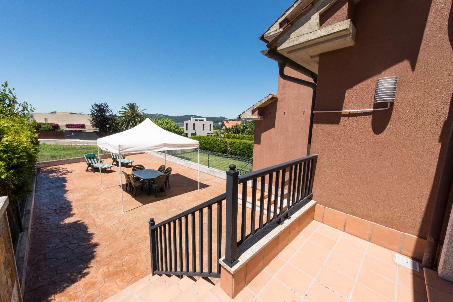 Sanxenxo: A7177: Villalonga, Rouxique: Villa bifamiliare in urbanizzazione con piscina, giardini, vista mare...