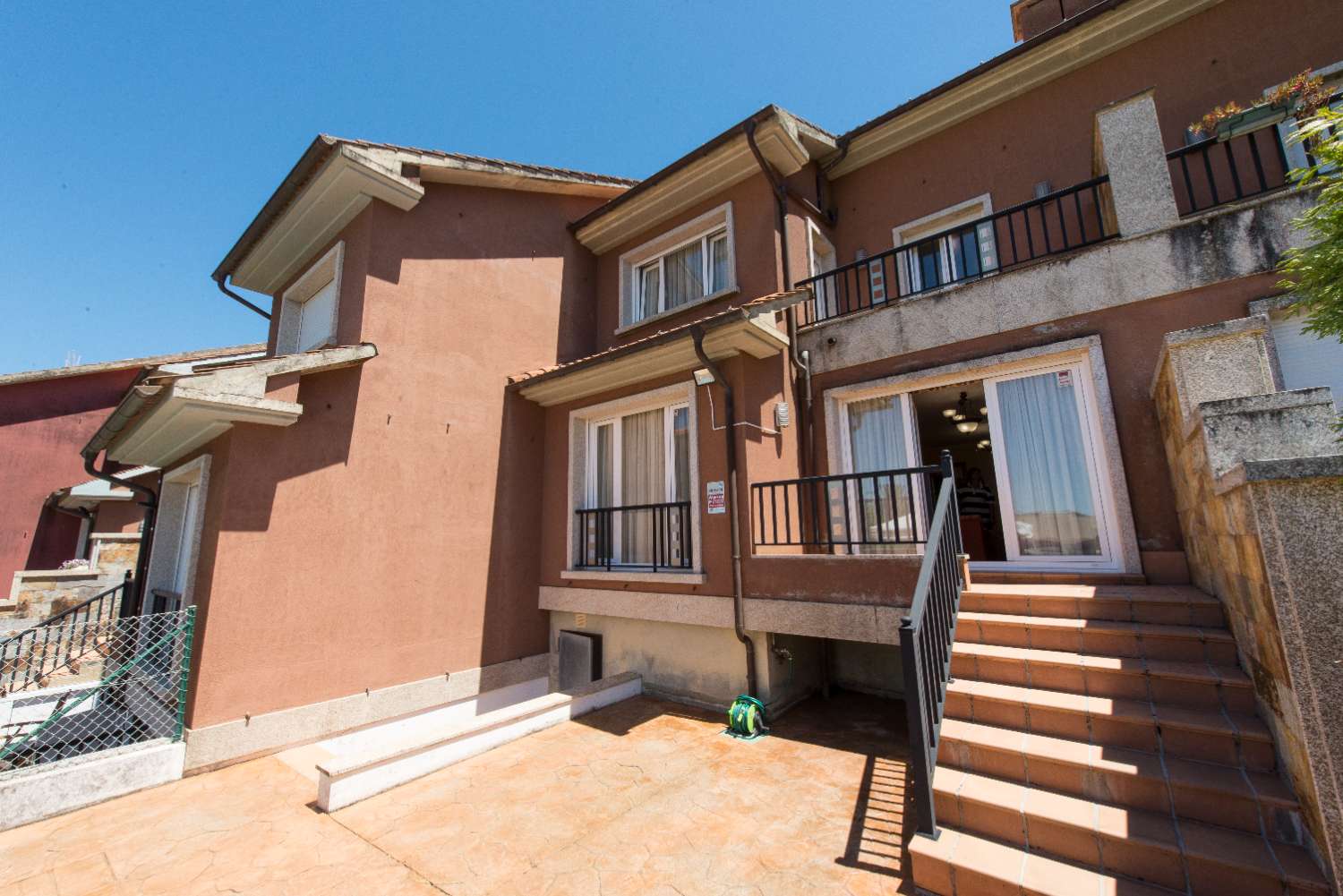 Sanxenxo: A7177: Villalonga, Rouxique: Villa bifamiliare in urbanizzazione con piscina, giardini, vista mare...