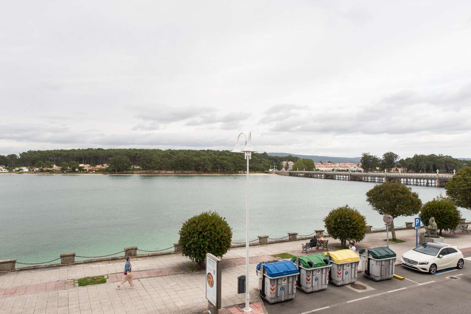 O Grove: Lejlighed med terrasse, swimmingpool på strandpromenaden... Smuk udsigt