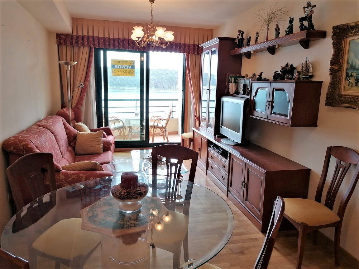 O Grove: Venta en Exclusiva: Piso con terraza, piscina comunitaria, primera linea de mar...