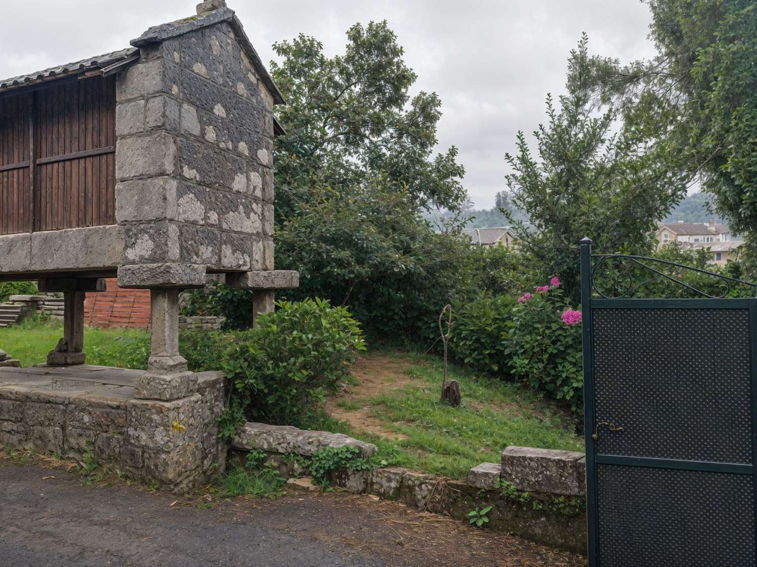 Meaño: storslået landsbyhus, bygget i sten, med en gård omgivet af en mur...