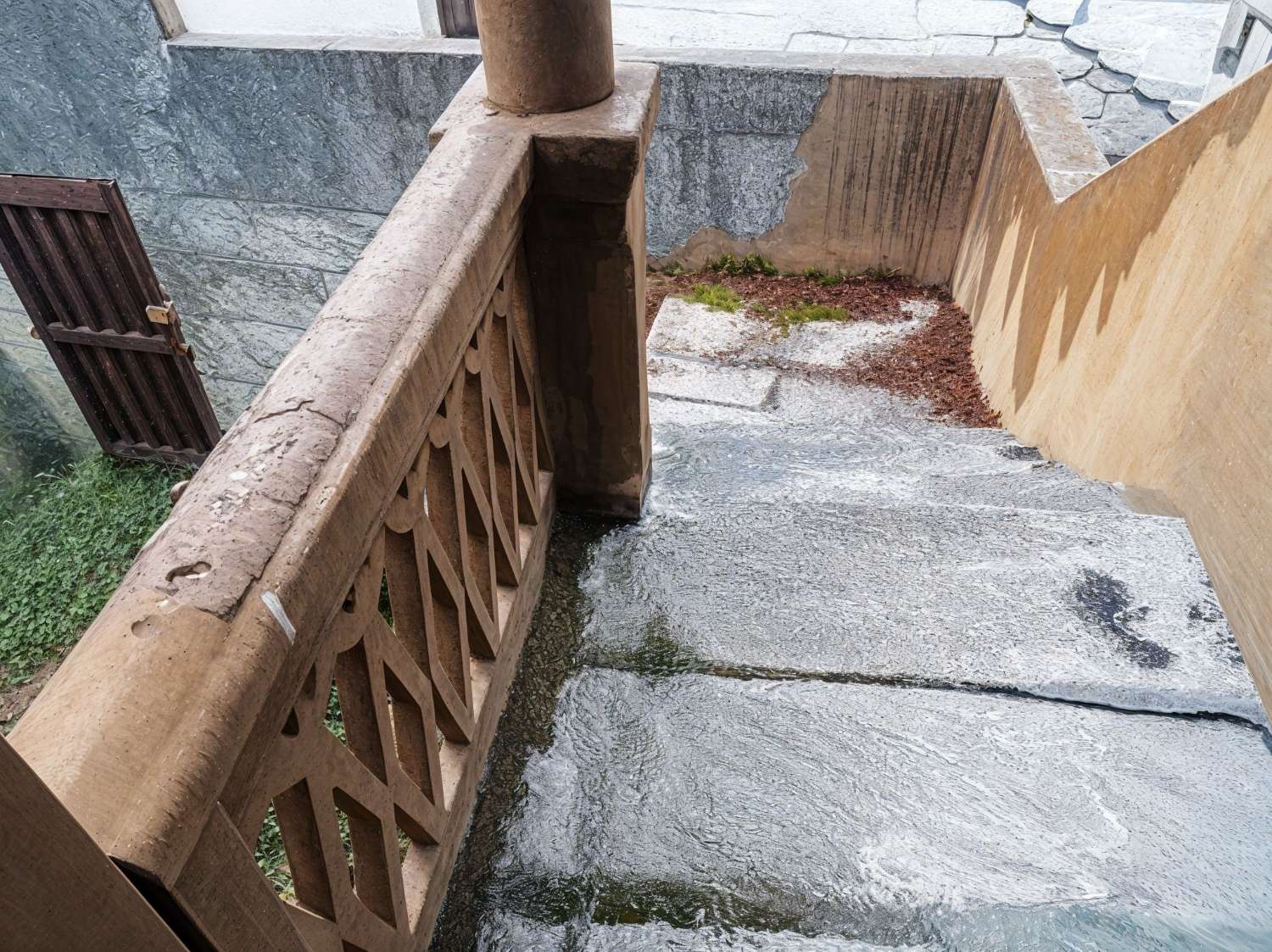 Meaño: storslået landsbyhus, bygget i sten, med en gård omgivet af en mur...